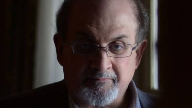 Photo de L'auteur a été victime d'une attaque au couteau : Rushdie va probablement perdre un œil et être ventilé artificiellement