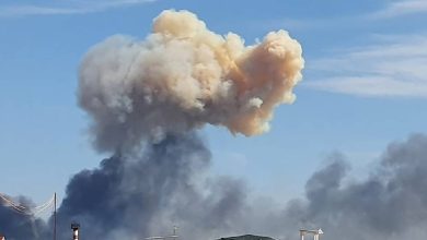 Photo de Nuages ​​de fumée en Crimée: conjectures sur de fortes explosions dans une base de l'armée de l'air russe