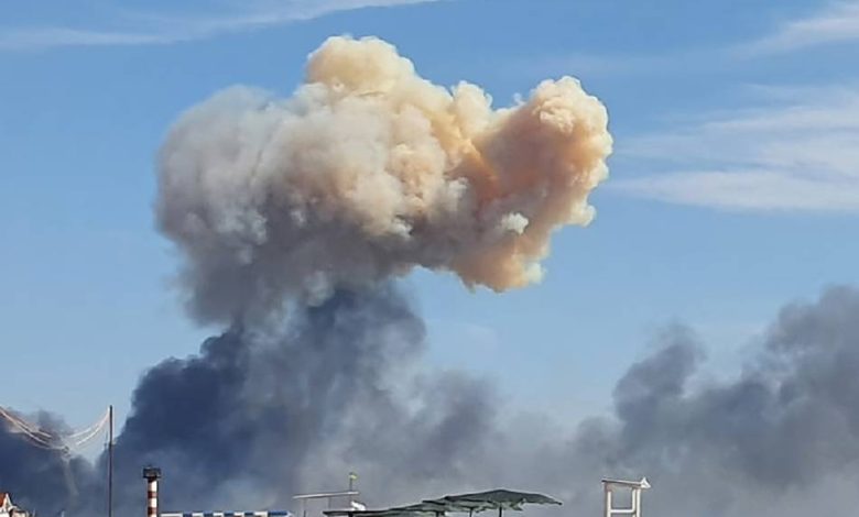 nuages-​​de-fumee-en-crimee:-conjectures-sur-de-fortes-explosions-dans-une-base-de-l'armee-de-l'air-russe