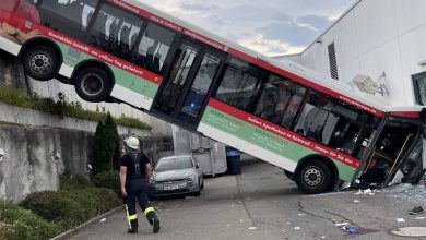 Photo de Accident dans le Bade-Wurtemberg : le bus tombe sur une pente contre un magasin discount – trois sont blessés