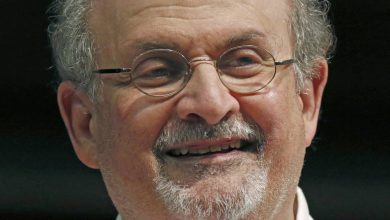 Photo de Auteur arrêté : Salman Rushdie agressé sur scène à New York
